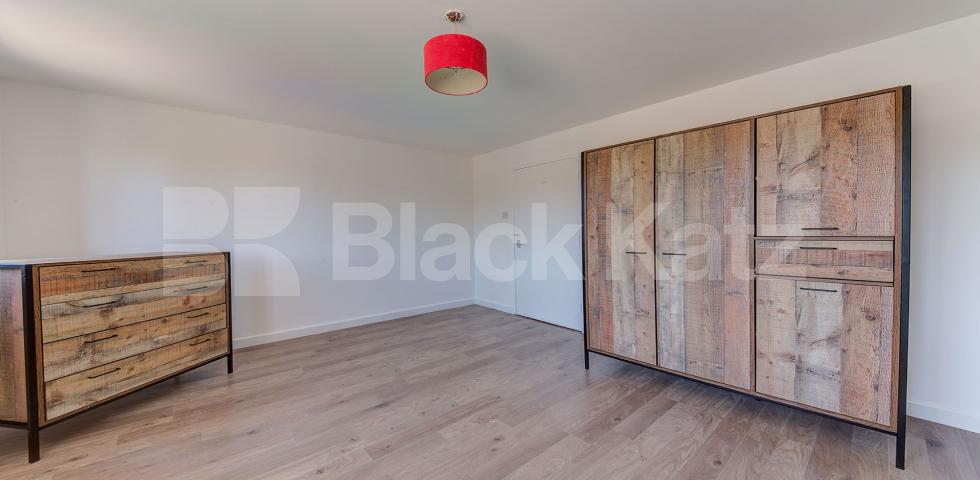 			New Instruction! Canal View!, 1 Bedroom, 1 bath, 1 reception Apartment			 Bream Close, Tottenham